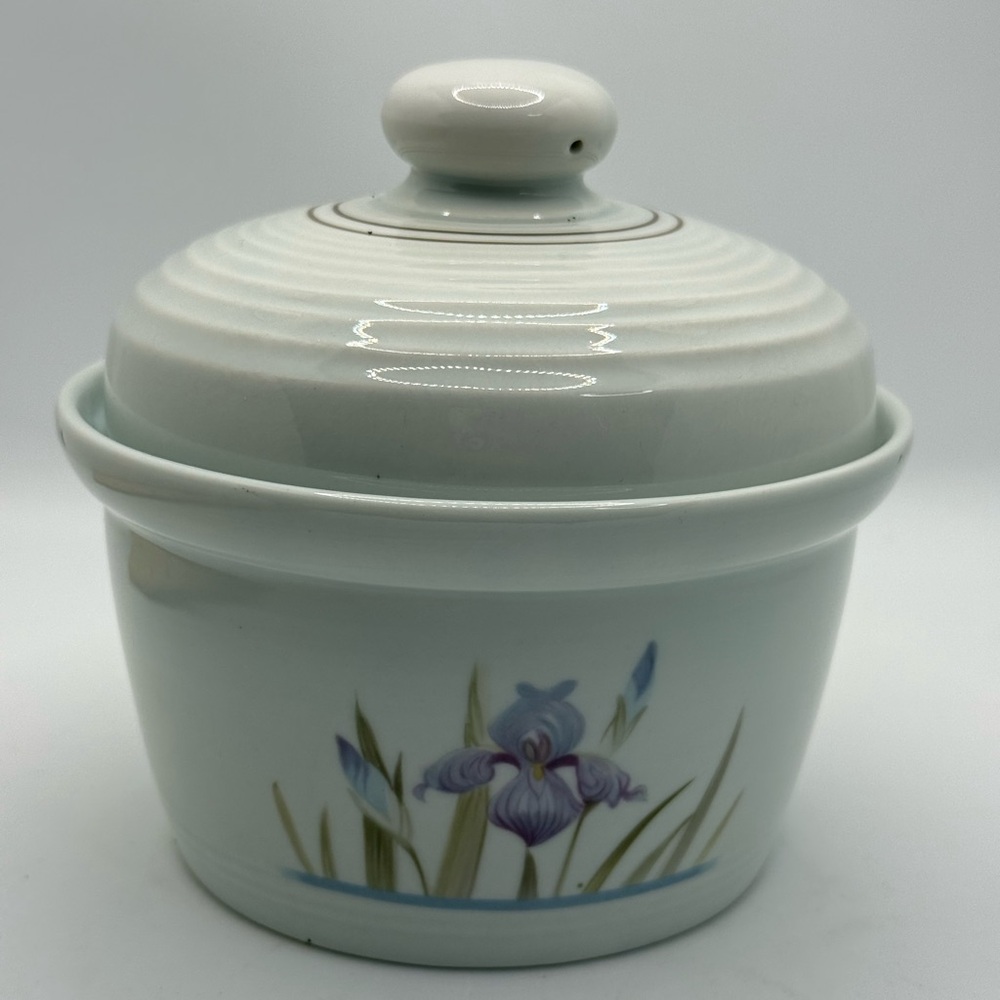 BLUE IRIS LS1046 by Royal Doulton Covered Bowl England 5.5” Diameter By 5” Tall